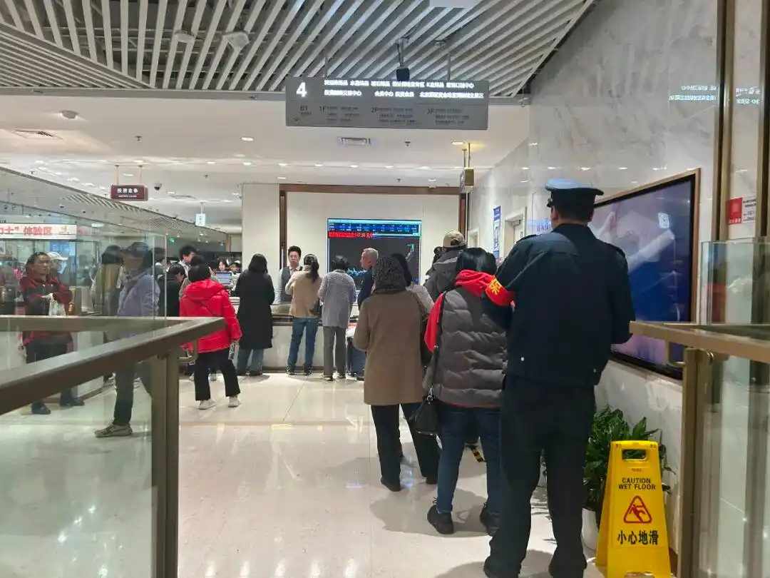 金价惊魂一夜后:“囤金大爷大妈”挤爆金店,有人拿下百克金条