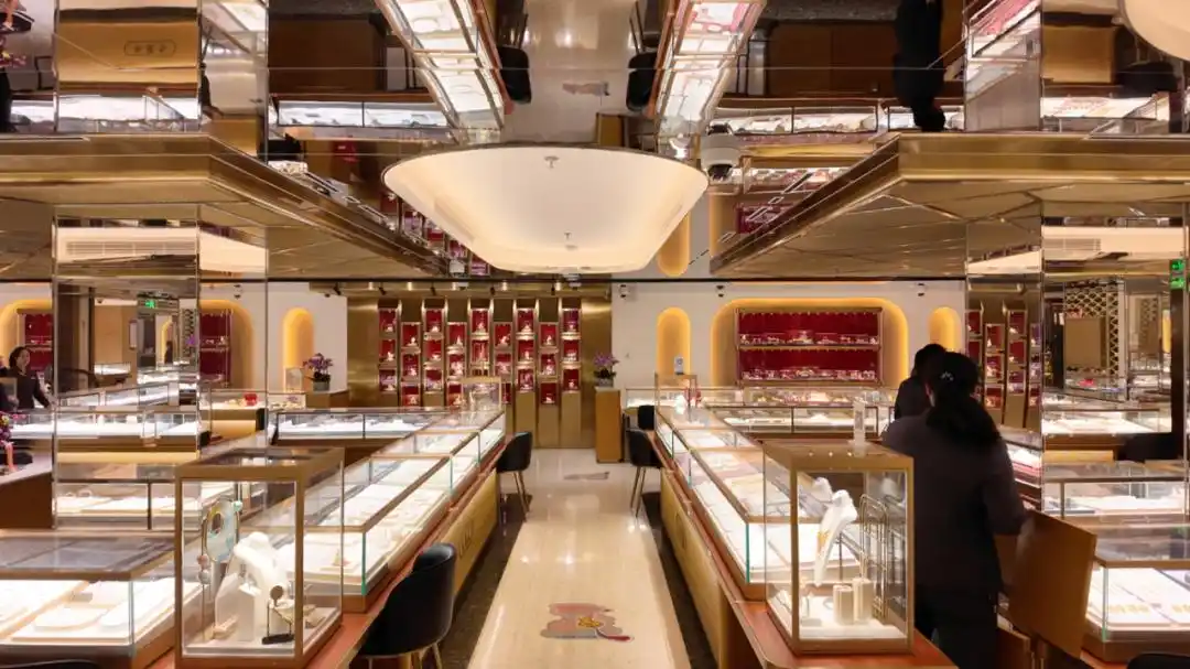 金价惊魂一夜后:“囤金大爷大妈”挤爆金店,有人拿下百克金条