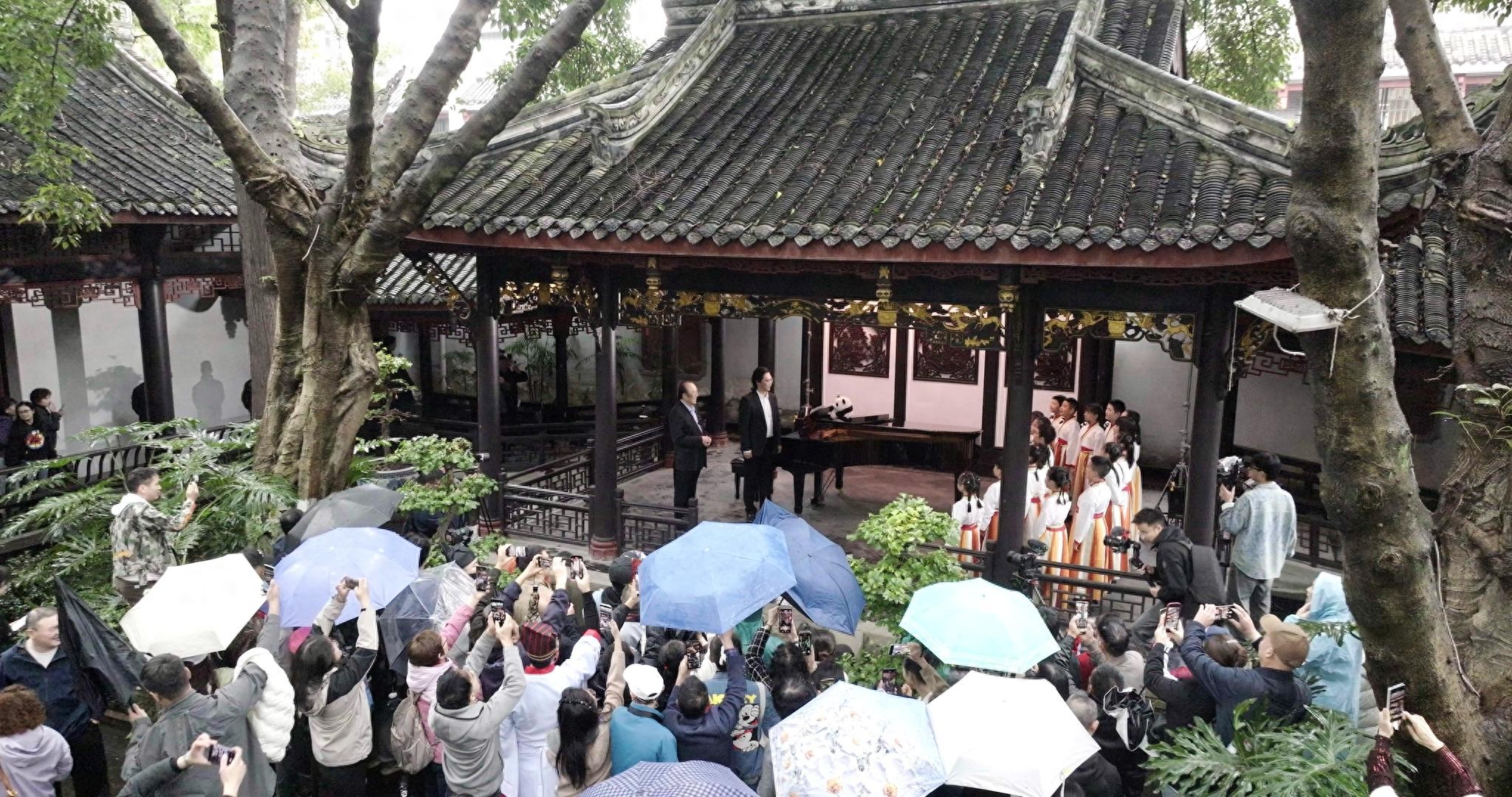 金钟奖快闪活动｜杨洪基在桂湖公园与市民同唱“滚滚长江东逝水”