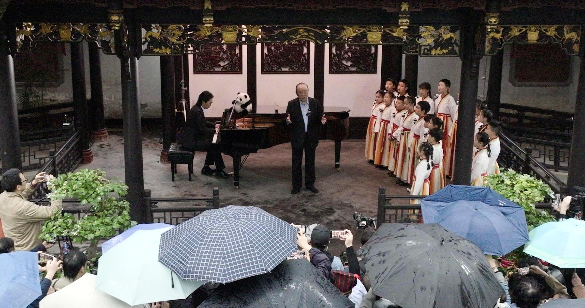 金钟奖快闪活动|杨洪基在桂湖公园与市民同唱“滚滚长江东逝水”