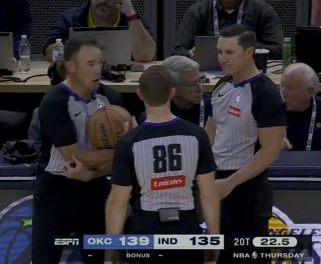 裁判引争议!托平前场抢断被暂停破坏 哈利冲入内场摊手表示不满