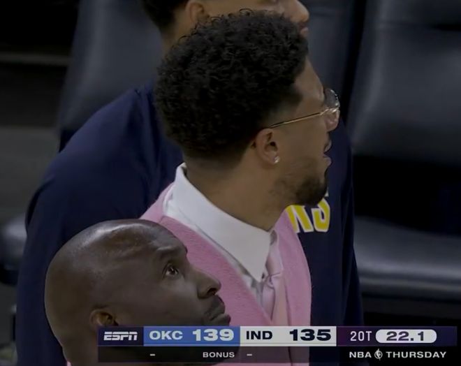 裁判引争议!托平前场抢断被暂停破坏 哈利冲入内场摊手表示不满