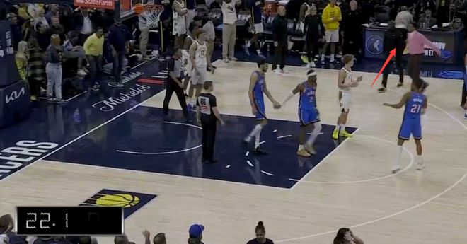 裁判引争议!托平前场抢断被暂停破坏 哈利冲入内场摊手表示不满