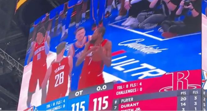 裁判引争议!托平前场抢断被暂停破坏 哈利冲入内场摊手表示不满