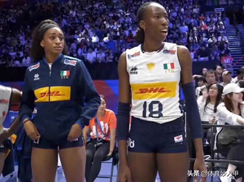 搞笑！艾格努自己摔倒，却找董禹含的麻烦，裁判送上一张黄牌