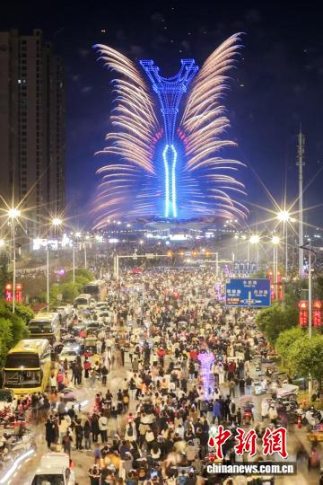 第十七届浏阳花炮文化节开幕  全球首创“烟花光塔”