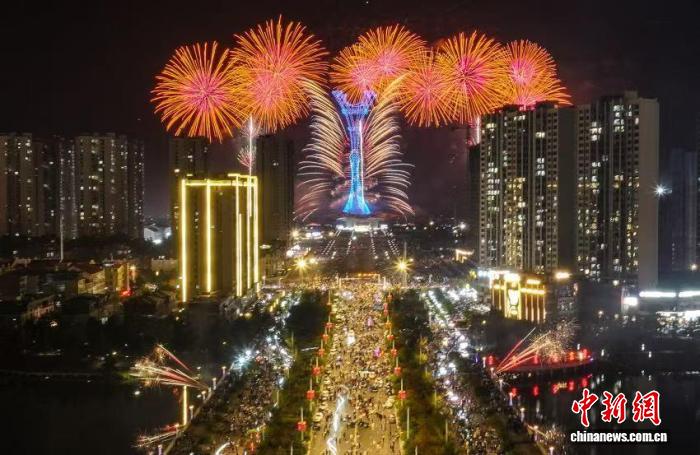 第十七届浏阳花炮文化节开幕 全球首创“烟花光塔”