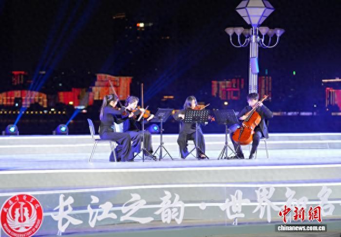 第九届“长江之韵”展演季武昌江滩开幕