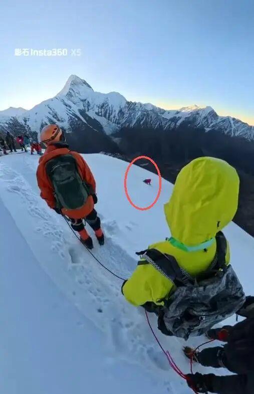 男子在5588米高峰滑坠身亡，现场登山者：他解开安全绳拍照，被绊倒后发生不幸
