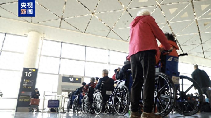 近三分之一旅客70岁以上，老人们的温暖“迁徙”该如何守护
