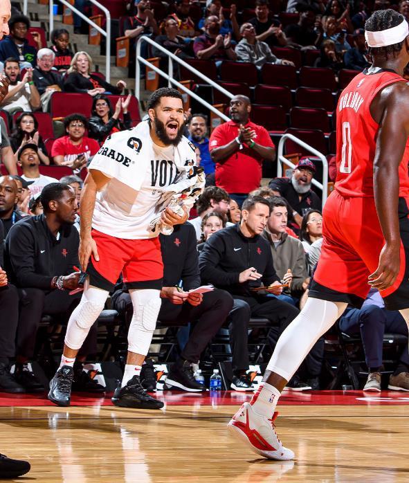 火箭3巨头配合失误！急需控卫？替补2将可交易，搭配首轮可换新核