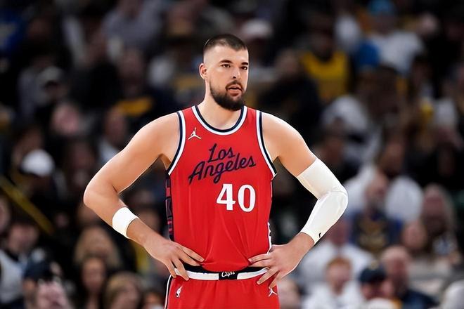 快船内线球星：我们的阵容在纸面上非常强大，我对新赛季充满期待