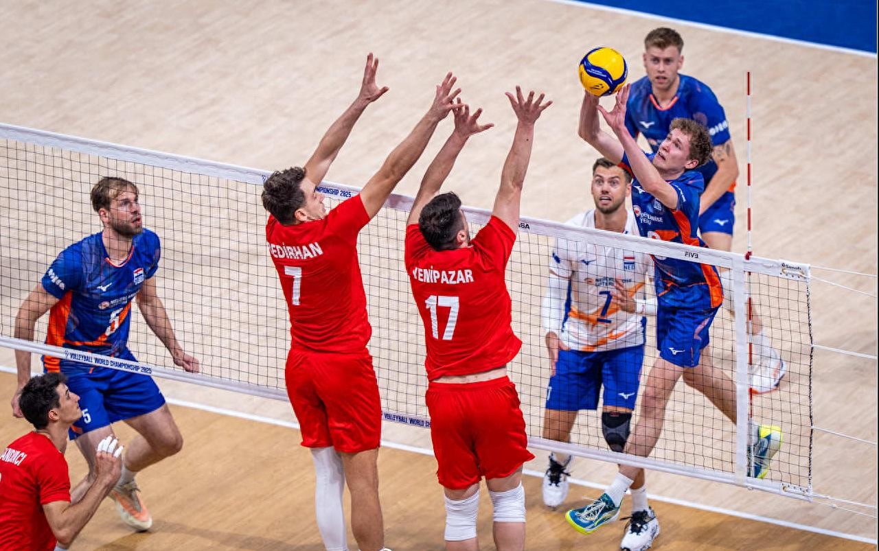 男排世锦赛疯狂一夜：卫冕冠军大胜，黑马创历史，8强诞生4席