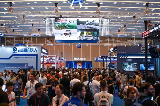 “圈粉”境外采购商 中国机器人登上广交会“主舞台”
