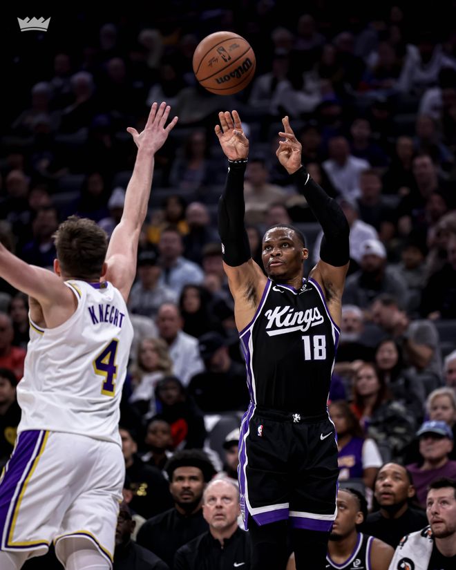 东契奇勒布朗缺席里夫斯贡献51+11+9,湖人险胜国王艾顿22+15