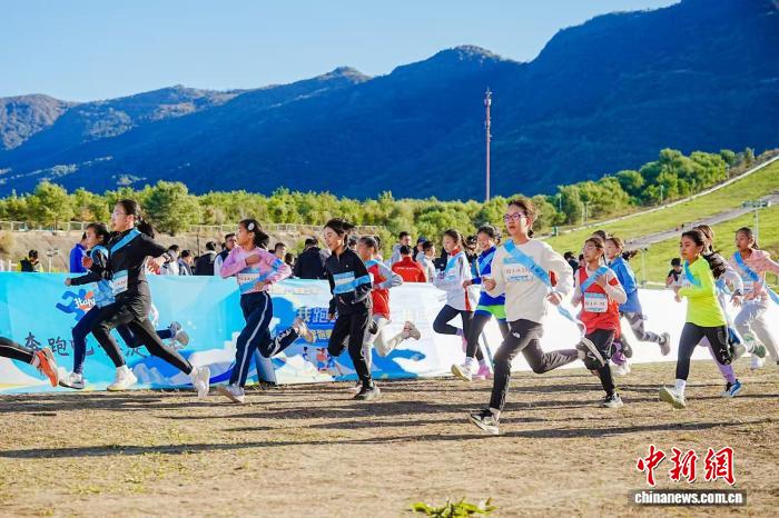 2025年“奔跑吧·海淀少年”越野跑接力赛举行