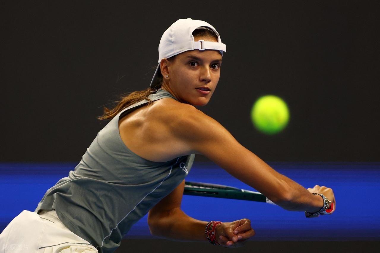 中网-郑钦文复出首秀顺利过关!2-0完胜资格赛选手 晋级32强