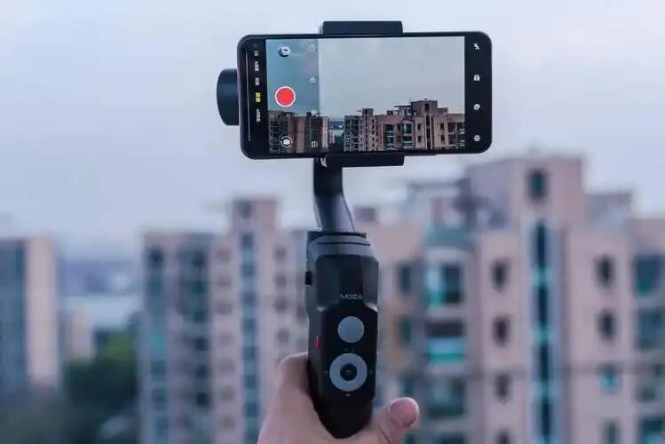 男子直播军机飞行画面，接机场警告仍不配合还辱骂，涉嫌泄密将被严惩