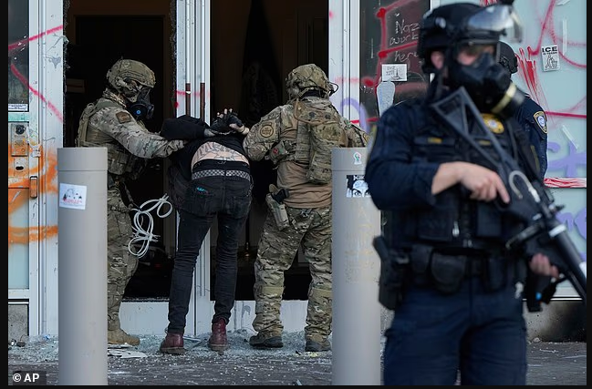 特朗普下令向波特兰出兵,誓言动用全部武力,西海岸阴云笼罩