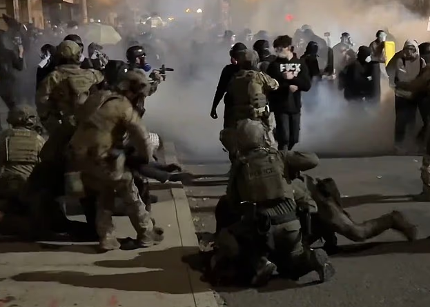 特朗普下令向波特兰出兵,誓言动用全部武力,西海岸阴云笼罩