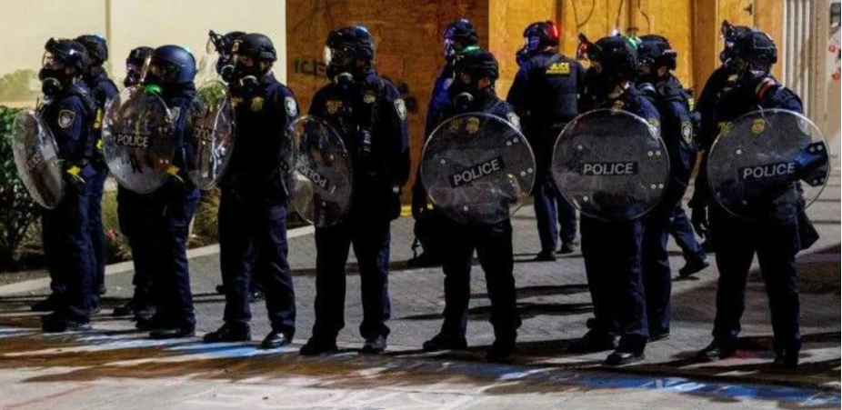 特朗普下令向波特兰出兵,誓言动用全部武力,西海岸阴云笼罩