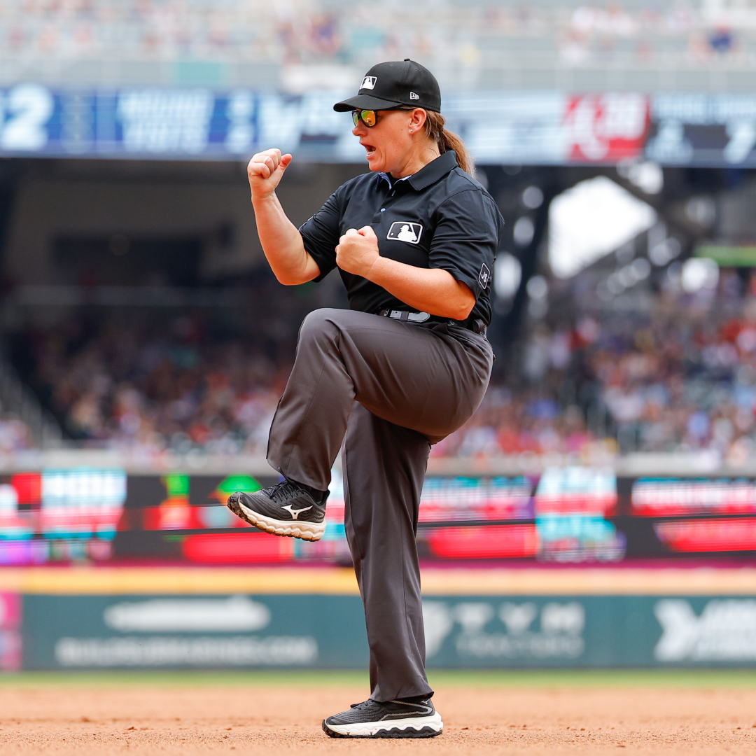 这个百年体育联盟,终于等来了首位女性裁判