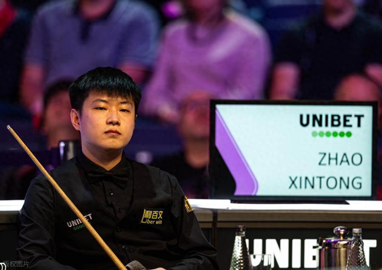 斯诺克英国公开赛战报！3名中国球员晋级32强；赵心童4-1力克强敌