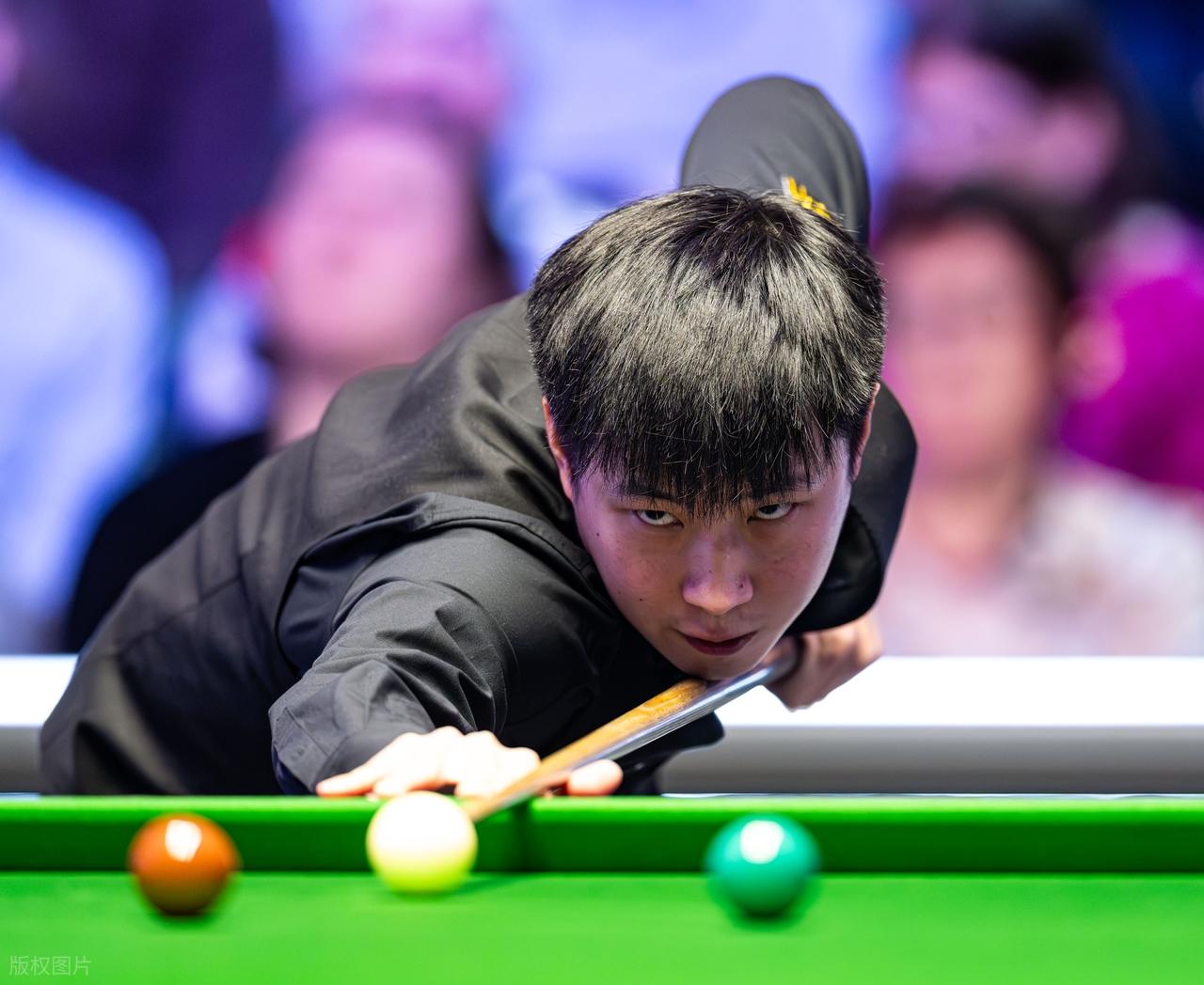 斯诺克英国公开赛战报!3名中国球员晋级32强;赵心童4-1力克强敌