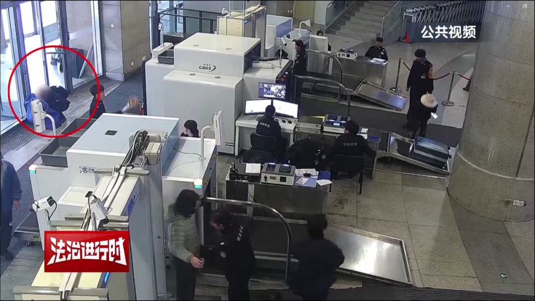 10岁男童:我找不到找妈妈了!北京铁警:宝宝不怕!马上找!