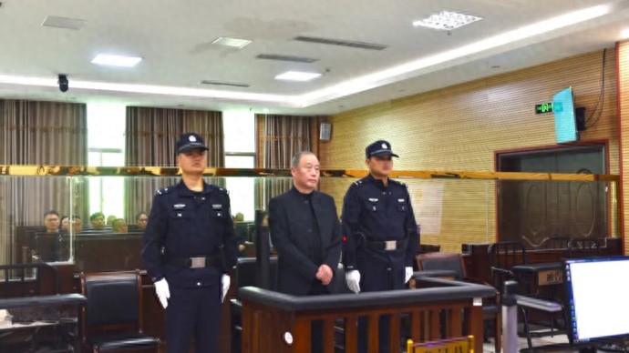 为谋取职务提拔，樊新中两次共送了200万，后升任董事长、厅长