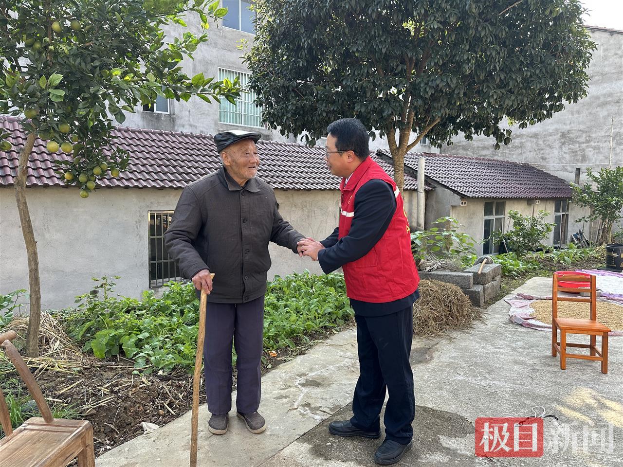 湖北交投鄂东公司梅川管理所开展“情暖桑榆”慰问活动