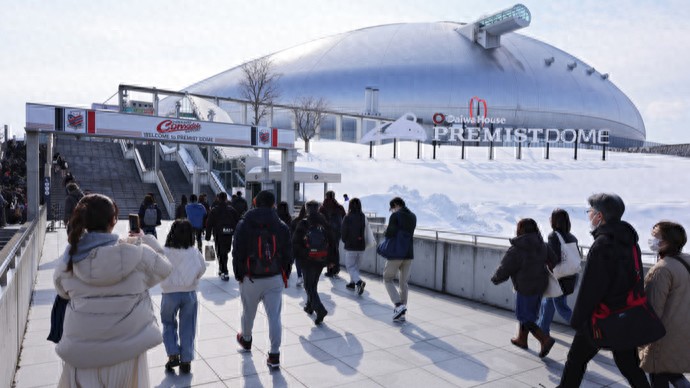 日本足球职业联赛跨年制改革落地，中超该跟进吗？支持声和反对声都很响亮……