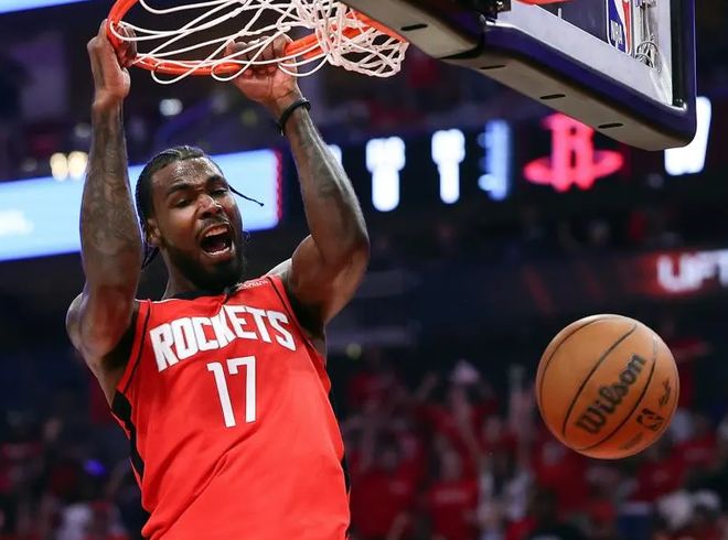 两次压哨3分引官方点赞!伊森连场闪光扫质疑 火箭续约失败要亏?