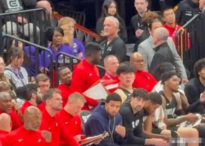 好过分，杨瀚森被爵士5号秀军训遭群嘲，美国球迷让中国杨滚出NBA