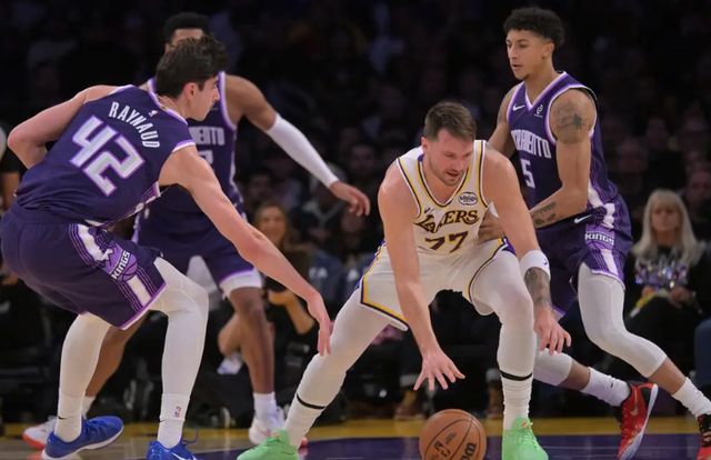 詹姆斯13中11高效表现回应雷迪克质疑，湖人问题球员其实是东契奇