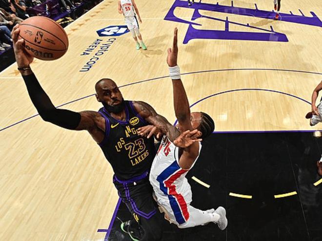 詹姆斯生日之夜，湖人22分惨败！东契奇30+11，一战认清了7大现实