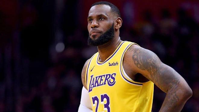 被打得灰头土脸！詹姆斯生日夜遭遇惨败，湖人给对手培养手感？