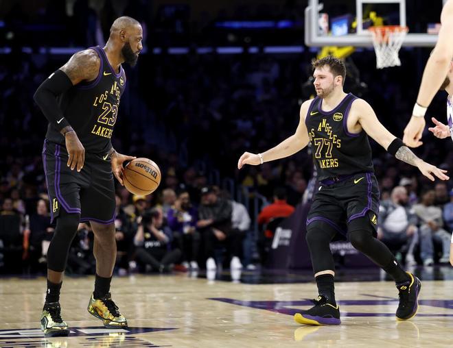 詹姆斯17+4+5失误创尴尬纪录,湖人完败活塞!东契奇30+11+8失误