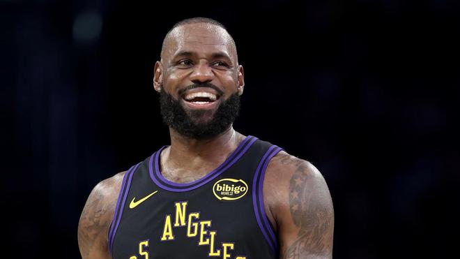 詹姆斯17+4+5失误创尴尬纪录,湖人完败活塞!东契奇30+11+8失误