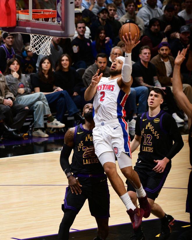 詹姆斯17+4+5失误创尴尬纪录,湖人完败活塞!东契奇30+11+8失误