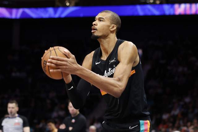 爆大冷!西部第二轰然倒下:7人上双仍输球,文班亚马错失绝平