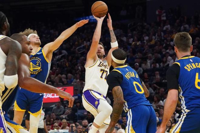 排面!湖人为东契奇庆生詹皇领唱生日歌,海斯范德彪护法077吹蜡烛