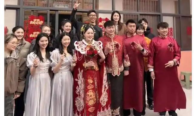 喜讯!中国女排27岁前国手与陪打教练喜结连理,郎才女貌羡煞旁人