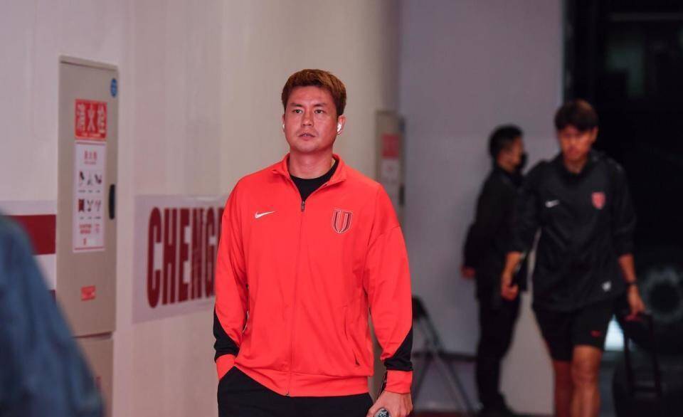 争议！成都蓉城放弃严鼎皓，却续约35岁买提江，球迷质疑无人可用