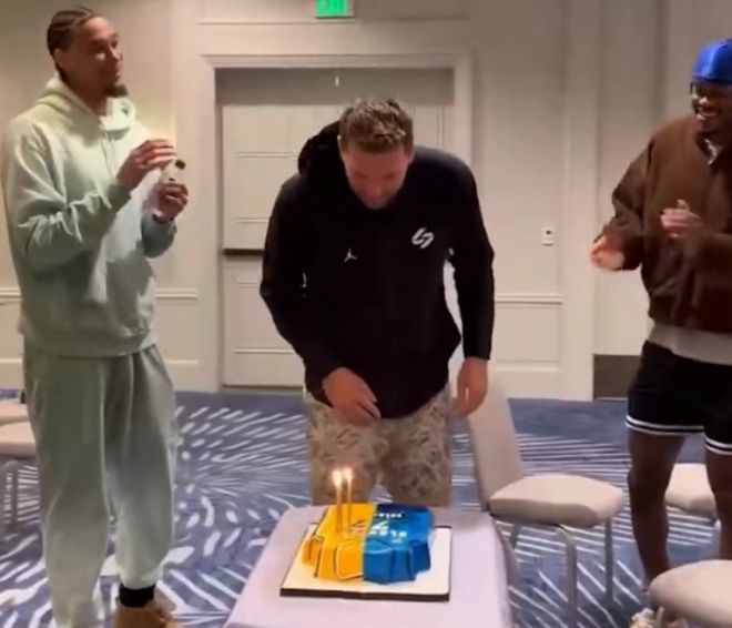 东詹48+13+17湖人终结3连败:詹姆斯连创历史 东契奇生日夜爆发