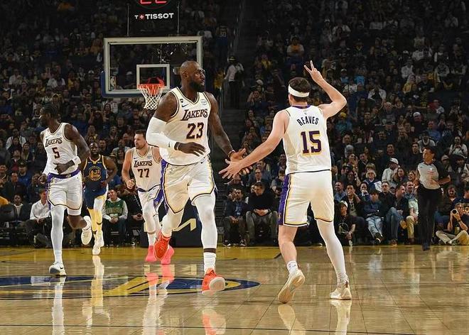 东詹48+13+17湖人终结3连败:詹姆斯连创历史 东契奇生日夜爆发