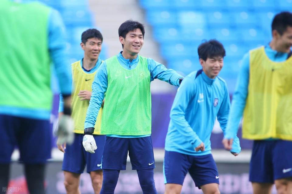 喜讯!武汉三镇前3稳了?姆巴佩室友正式加盟,葡超中场坐等官宣