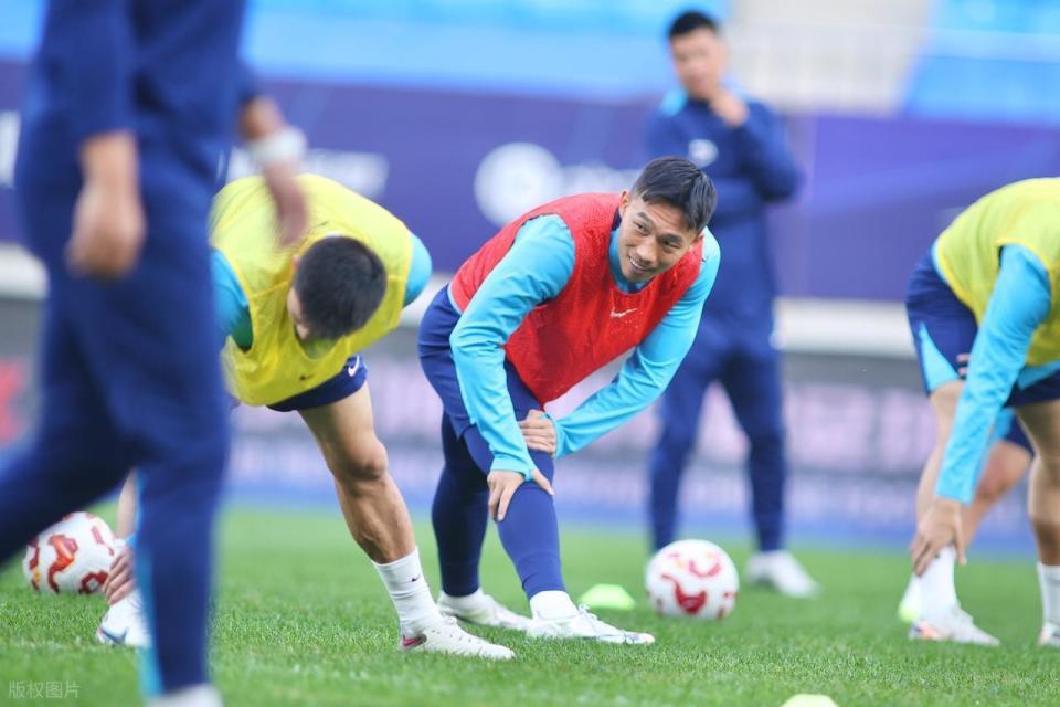 喜讯!武汉三镇前3稳了?姆巴佩室友正式加盟,葡超中场坐等官宣