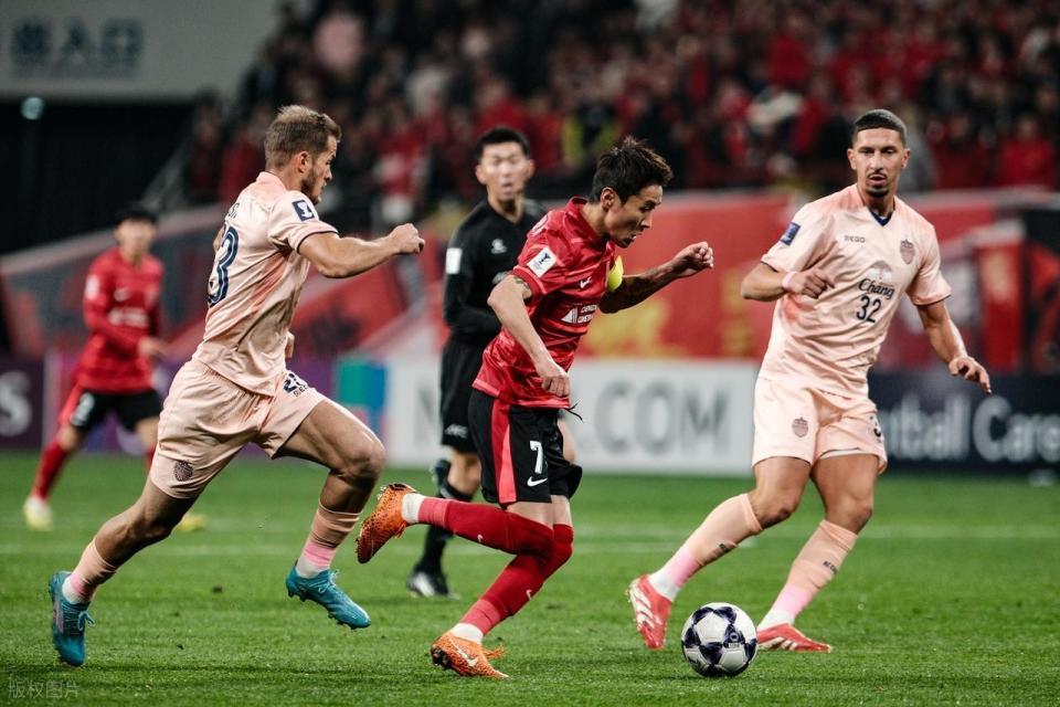 有失公允?37岁吴曦斩获中国金球奖,论数据韦世豪不服,球迷热议