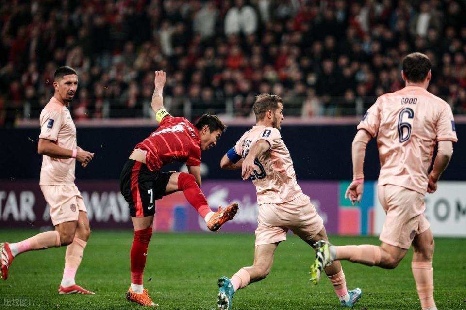 有失公允?37岁吴曦斩获中国金球奖,论数据韦世豪不服,球迷热议